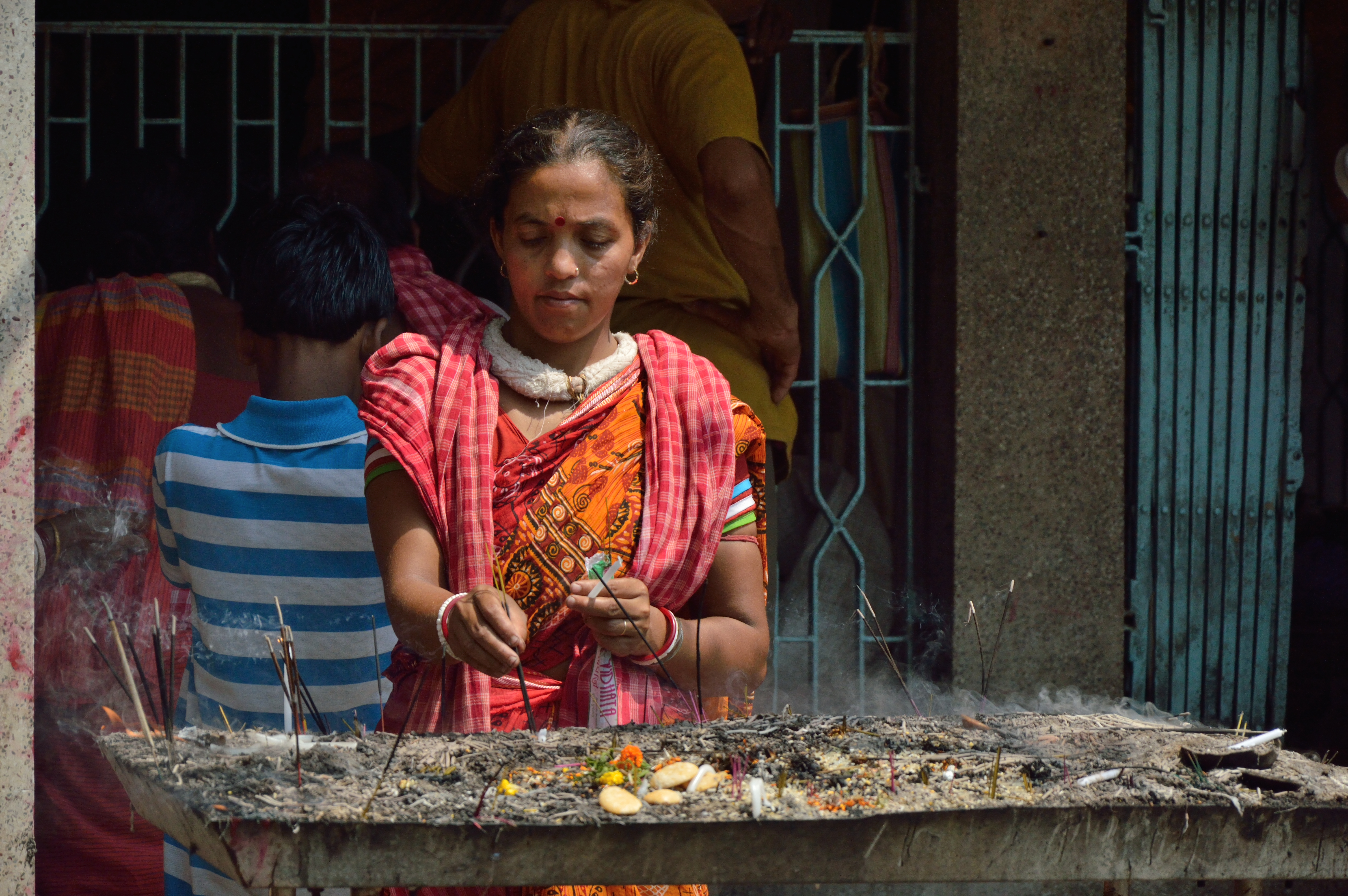 Подношение благовоний, индуизм, Индия. Фотография сделана во время праздников Чарак и Гаджан в Нарне, округ Хаора, Западная Бенгалия, 14 апреля 2014 года.